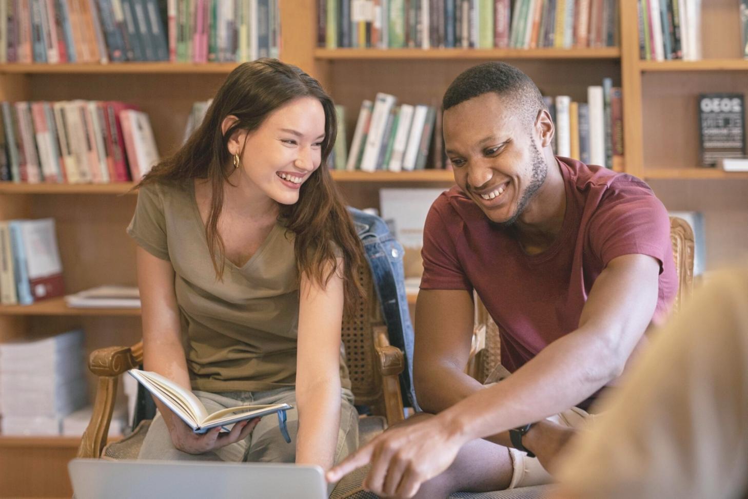 Praktische Budgetanalyse während eines Online-Seminars mit echten Geschäftsdaten