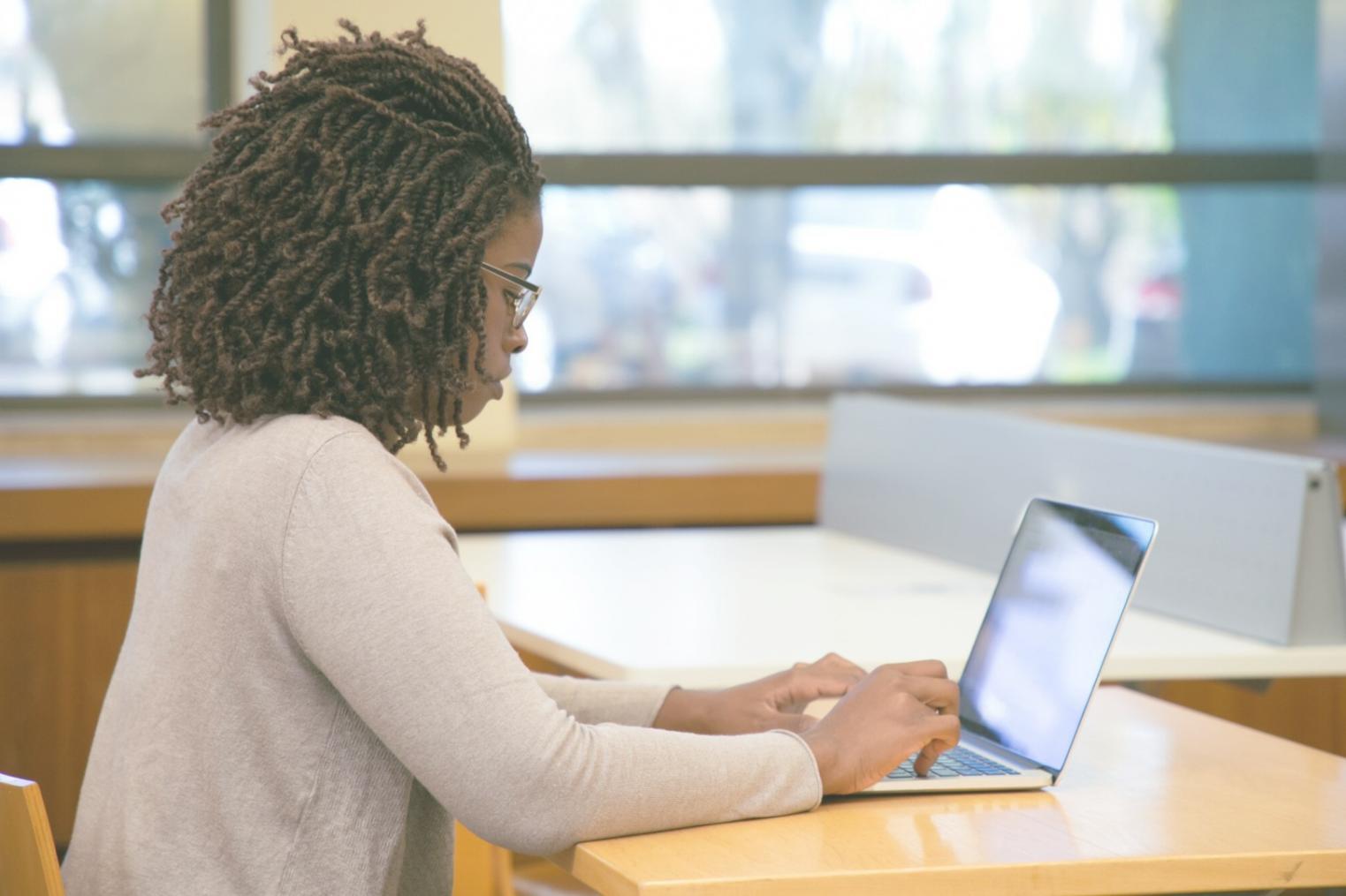 Budgetanalyse und Finanzplanung im Besprechungsraum